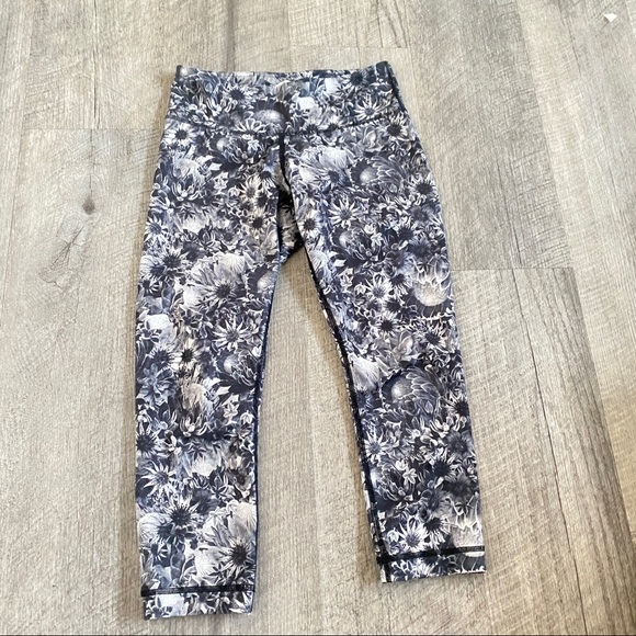 Lululemon black floral crop leggings - Picture 2 of 10